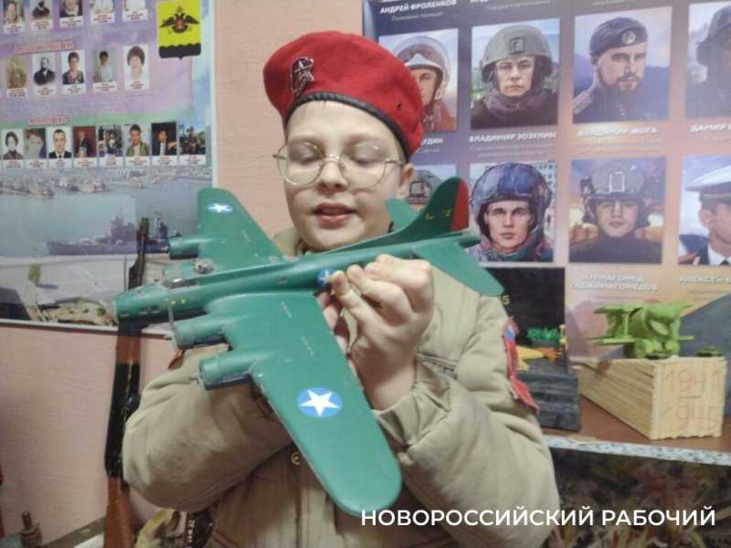 Реликвию семьи Героев Советского Союза братьев Коккинаки передали в школьный музей Новороссийска