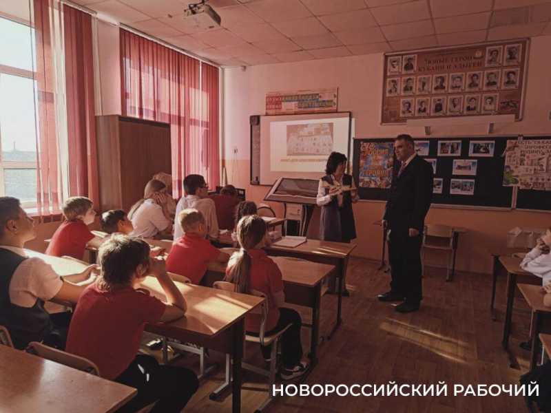 Реликвию семьи Героев Советского Союза братьев Коккинаки передали в школьный музей Новороссийска