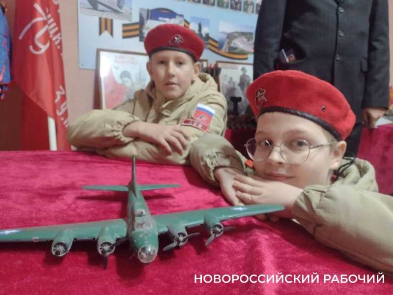 Реликвию семьи Героев Советского Союза братьев Коккинаки передали в школьный музей Новороссийска