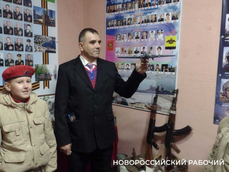 Реликвию семьи Героев Советского Союза братьев Коккинаки передали в школьный музей Новороссийска