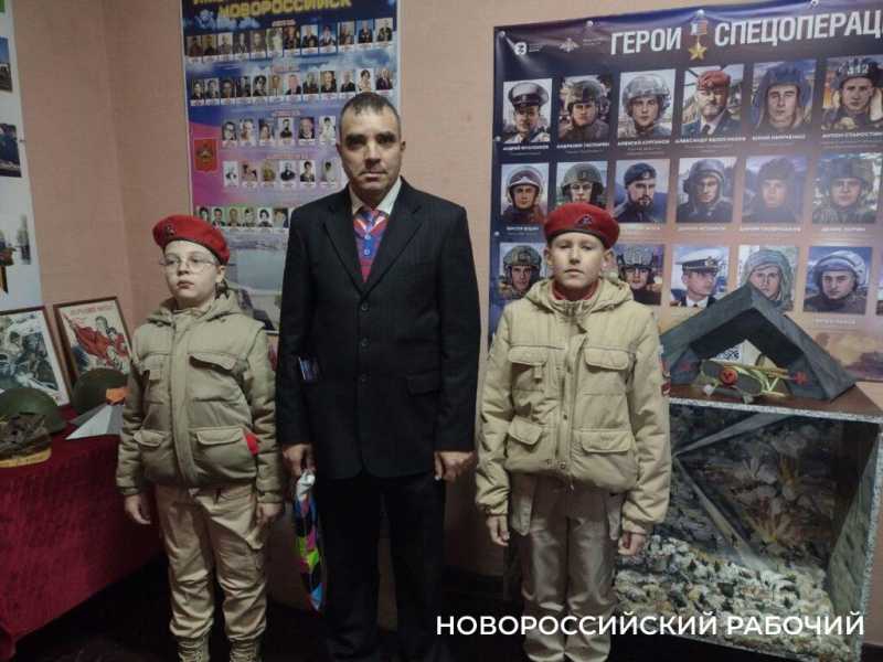 Реликвию семьи Героев Советского Союза братьев Коккинаки передали в школьный музей Новороссийска