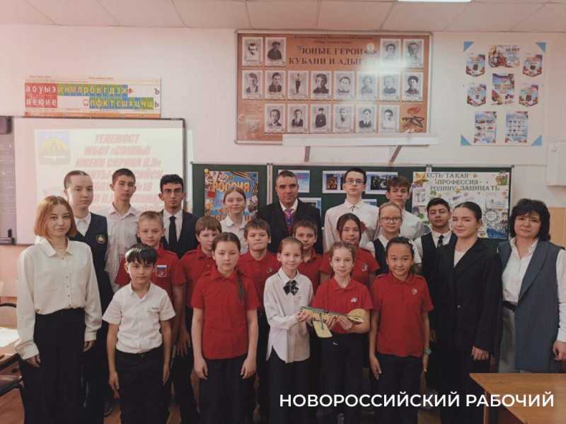 Реликвию семьи Героев Советского Союза братьев Коккинаки передали в школьный музей Новороссийска