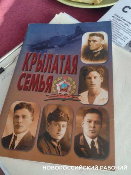 Реликвию семьи Героев Советского Союза братьев Коккинаки передали в школьный музей Новороссийска