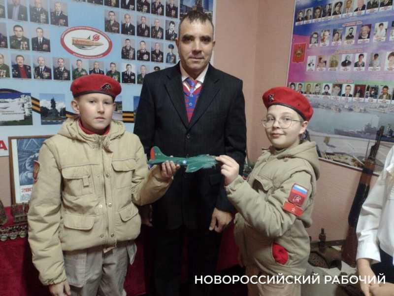 Реликвию семьи Героев Советского Союза братьев Коккинаки передали в школьный музей Новороссийска