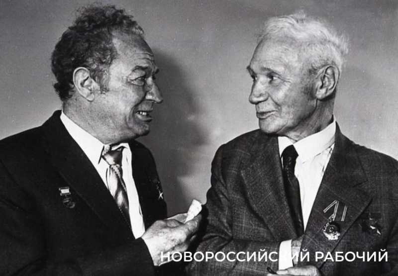 Реликвию семьи Героев Советского Союза братьев Коккинаки передали в школьный музей Новороссийска