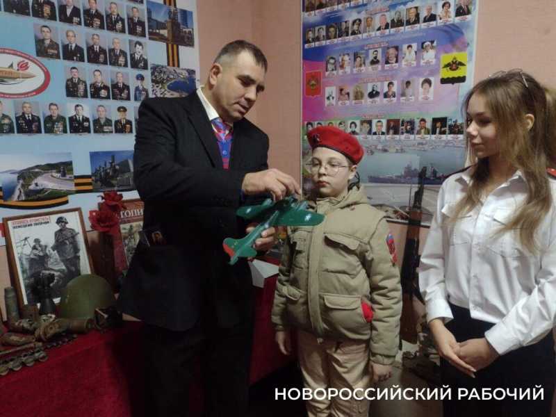 Реликвию семьи Героев Советского Союза братьев Коккинаки передали в школьный музей Новороссийска