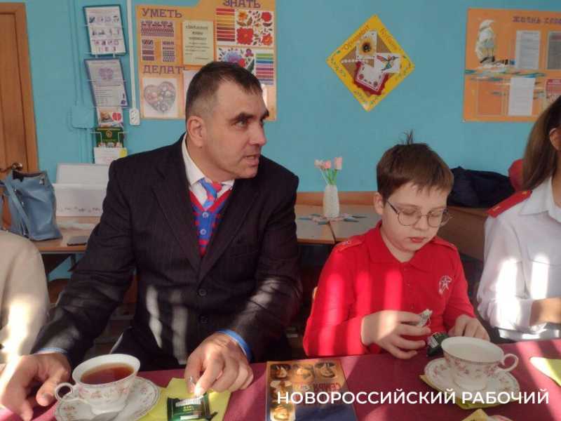Реликвию семьи Героев Советского Союза братьев Коккинаки передали в школьный музей Новороссийска