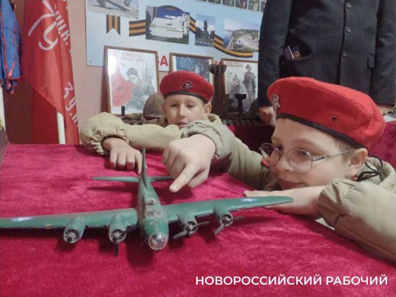 Реликвию семьи Героев Советского Союза братьев Коккинаки передали в школьный музей Новороссийска