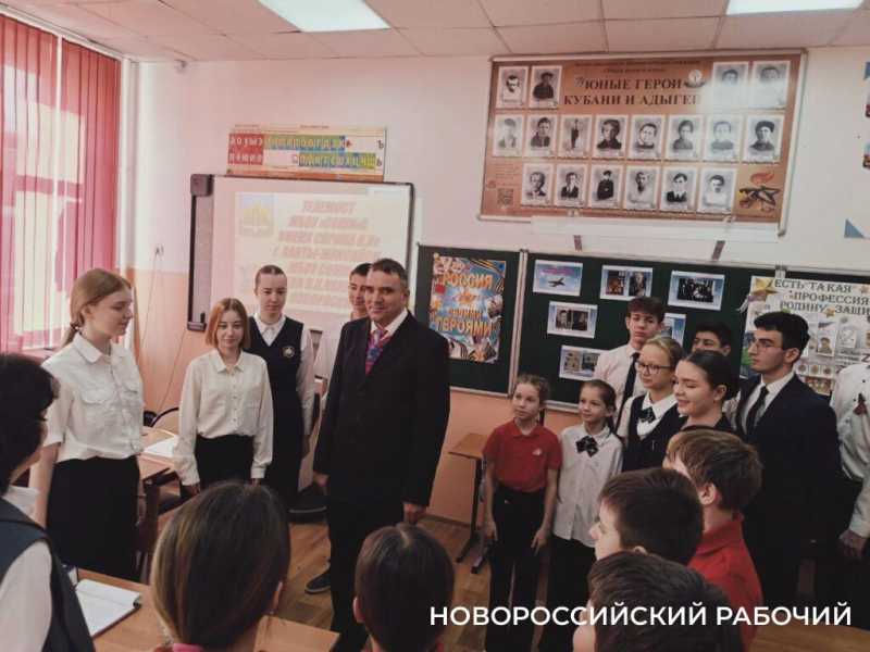 Реликвию семьи Героев Советского Союза братьев Коккинаки передали в школьный музей Новороссийска