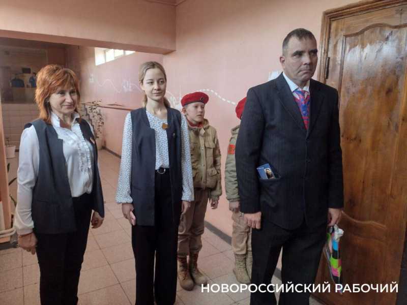 Реликвию семьи Героев Советского Союза братьев Коккинаки передали в школьный музей Новороссийска