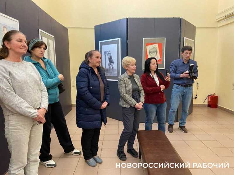 Скакалка, мячик, леденец на палочке. В Новороссийске открылась выставка, на которой вспоминается детство