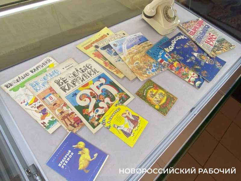 Скакалка, мячик, леденец на палочке. В Новороссийске открылась выставка, на которой вспоминается детство