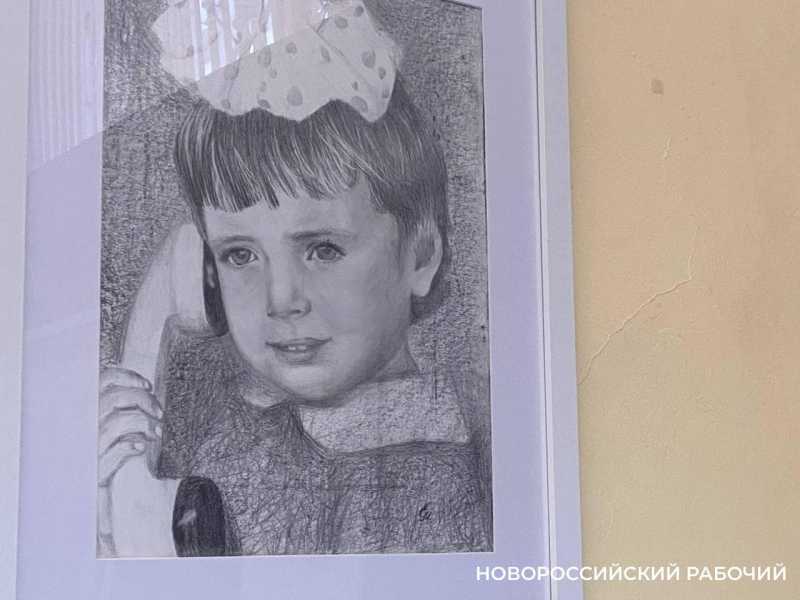 Скакалка, мячик, леденец на палочке. В Новороссийске открылась выставка, на которой вспоминается детство
