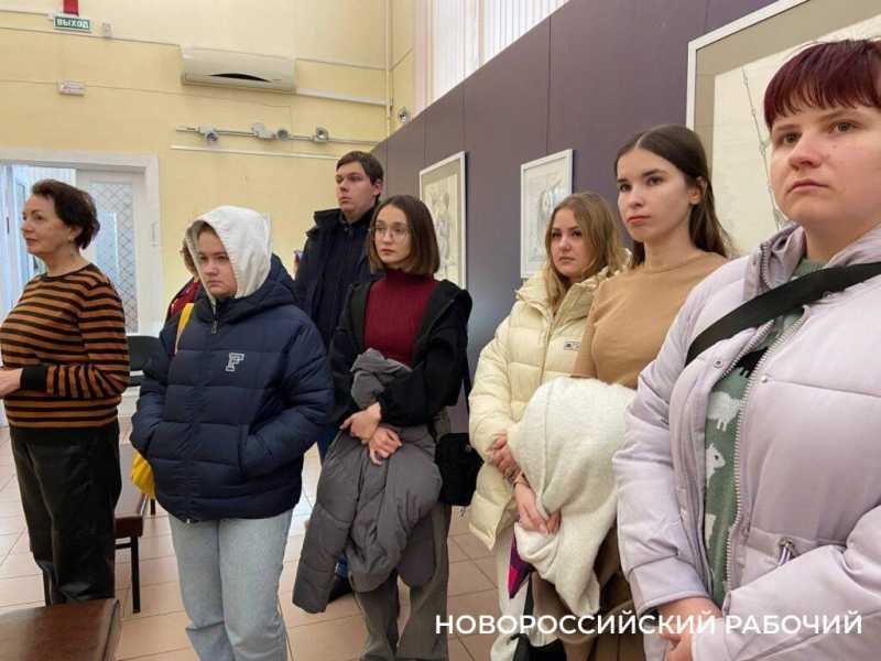 Скакалка, мячик, леденец на палочке. В Новороссийске открылась выставка, на которой вспоминается детство