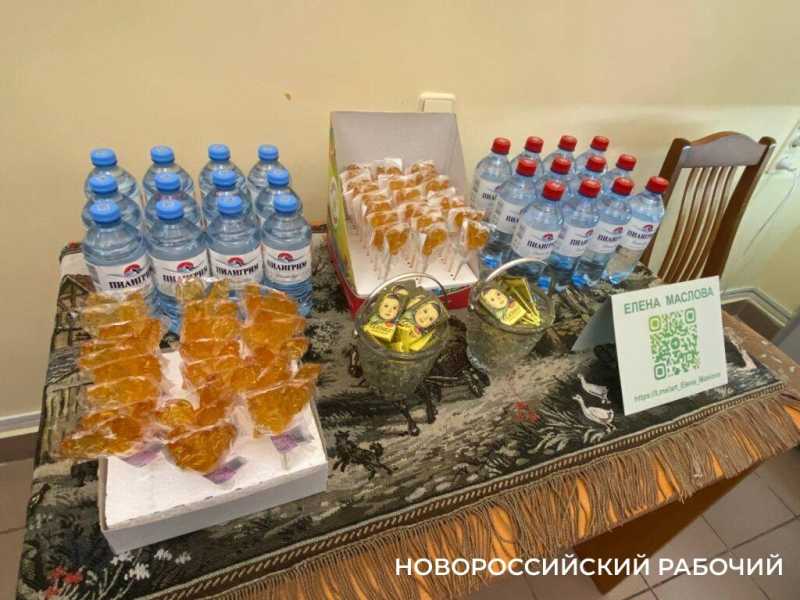 Скакалка, мячик, леденец на палочке. В Новороссийске открылась выставка, на которой вспоминается детство