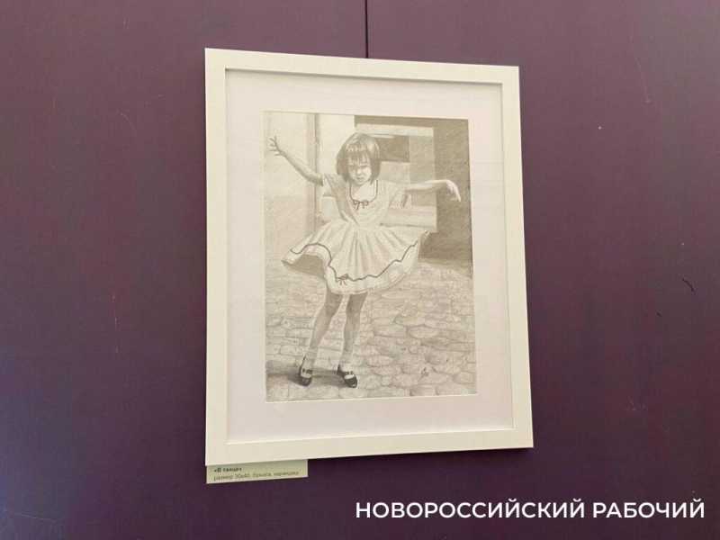 Скакалка, мячик, леденец на палочке. В Новороссийске открылась выставка, на которой вспоминается детство