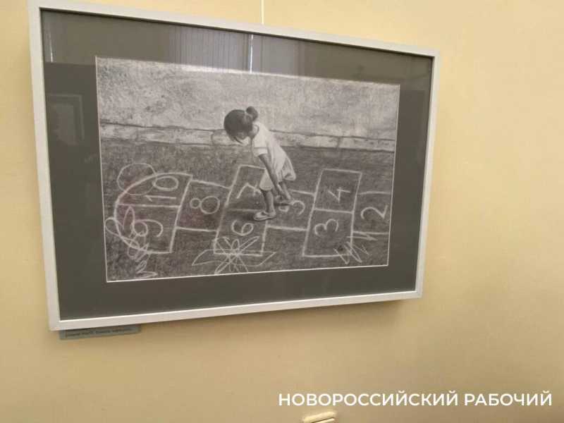 Скакалка, мячик, леденец на палочке. В Новороссийске открылась выставка, на которой вспоминается детство