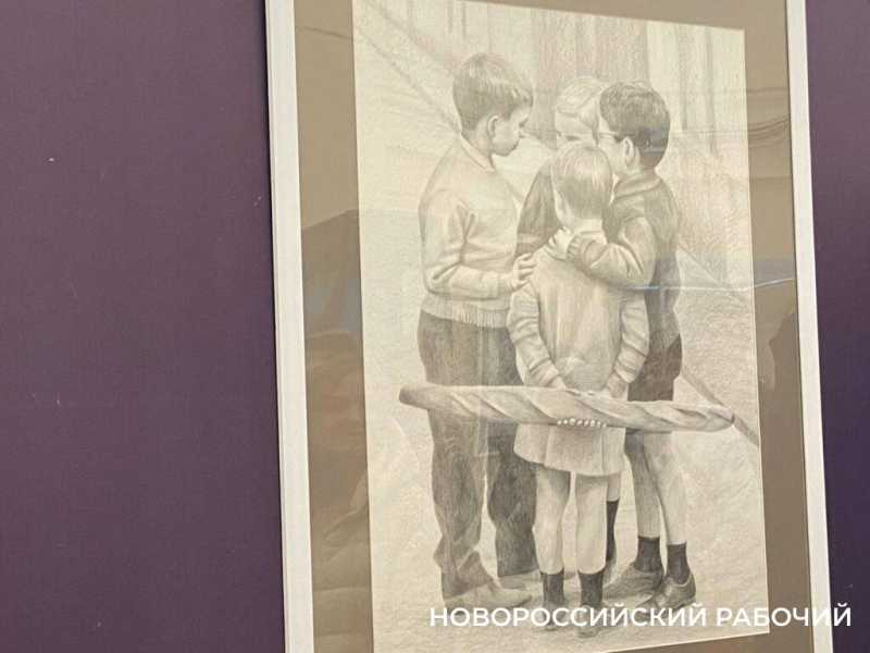 Скакалка, мячик, леденец на палочке. В Новороссийске открылась выставка, на которой вспоминается детство