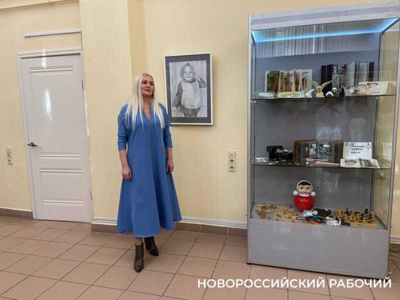 Скакалка, мячик, леденец на палочке. В Новороссийске открылась выставка, на которой вспоминается детство