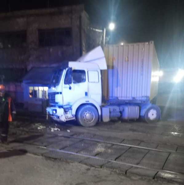 Смертельное ДТП: в порту Новороссийска поезд сбил большегруз