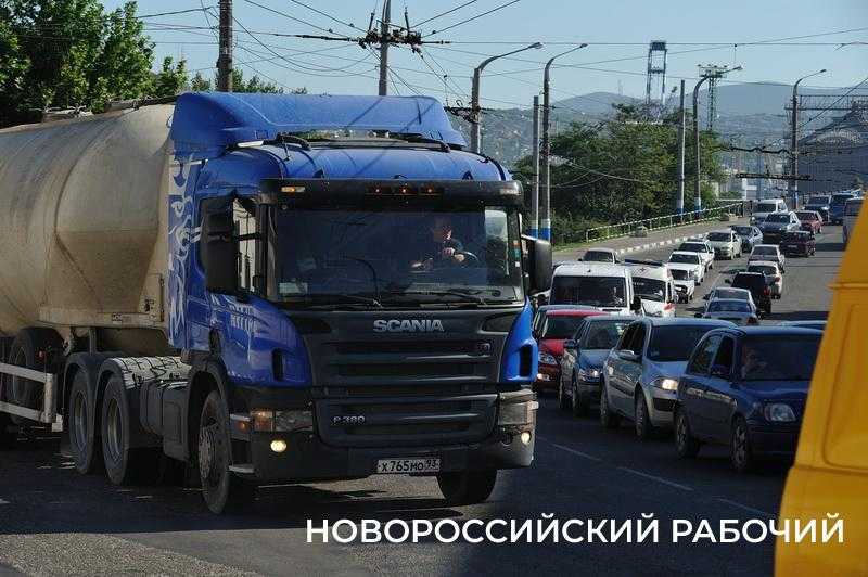 Стало известно, когда на дороге в порт Новороссийска закроют мосты для большегрузов