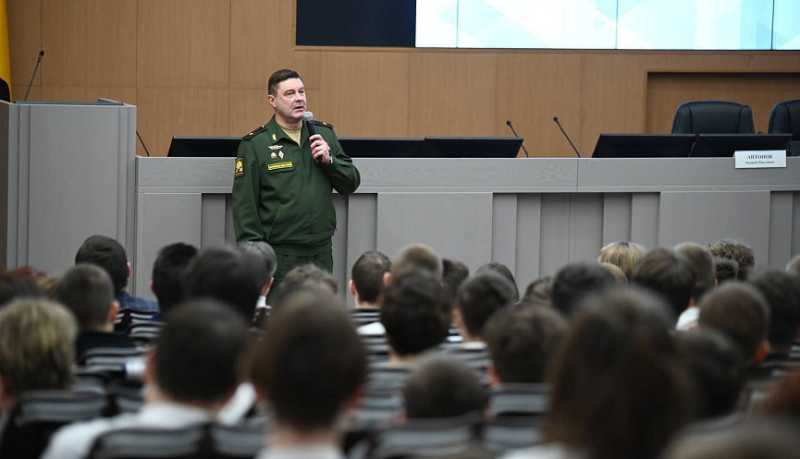 Старшеклассникам Новороссийска рассказали о перспективах обучения в Краснодарском высшем военном училище имени генерала армии С.М. Штеменко