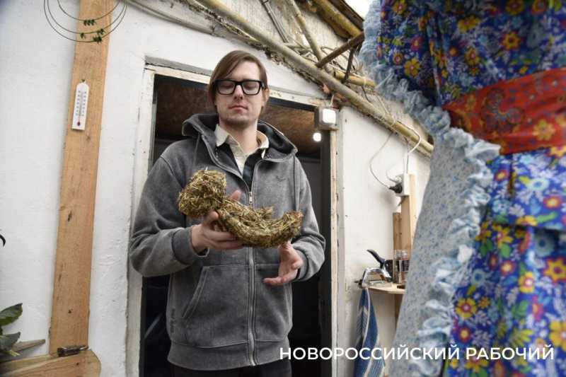 «Такое чучело и жечь жалко!» В Новороссийске все готово к празднованию Масленицы