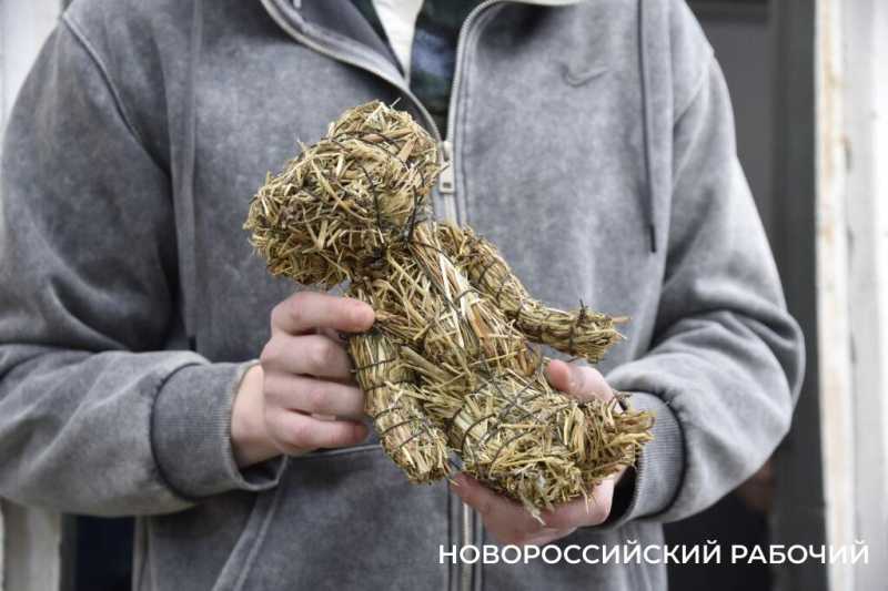 «Такое чучело и жечь жалко!» В Новороссийске все готово к празднованию Масленицы