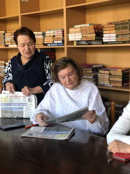«Ура! Принесли свежий номер «Новороссийского рабочего». Даже два номера!»