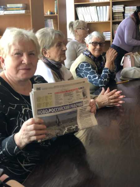 «Ура! Принесли свежий номер «Новороссийского рабочего». Даже два номера!»