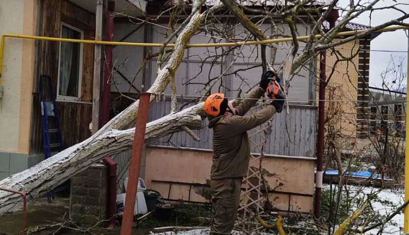 В городе-герое Новороссийске ведутся работы по устранению последствий норд-оста
