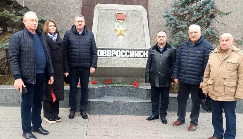 В городе-герое Севастополе почтили память моряков-черноморцев, участников героического десанта под командованием Цезаря Львовича Куникова
