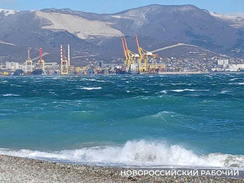 В норд-ост в Новороссийске горожане выходят фотографировать замерзшую набережную