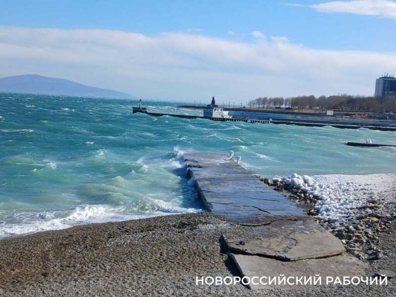 В норд-ост в Новороссийске горожане выходят фотографировать замерзшую набережную