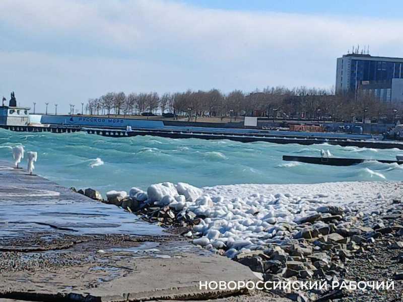 В норд-ост в Новороссийске горожане выходят фотографировать замерзшую набережную