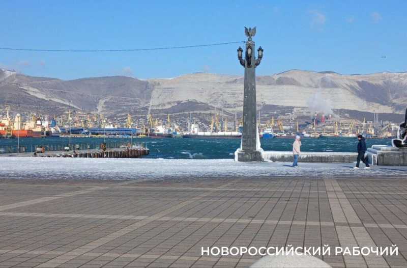 В норд-ост в Новороссийске горожане выходят фотографировать замерзшую набережную
