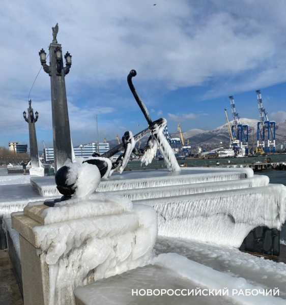 В норд-ост в Новороссийске горожане выходят фотографировать замерзшую набережную