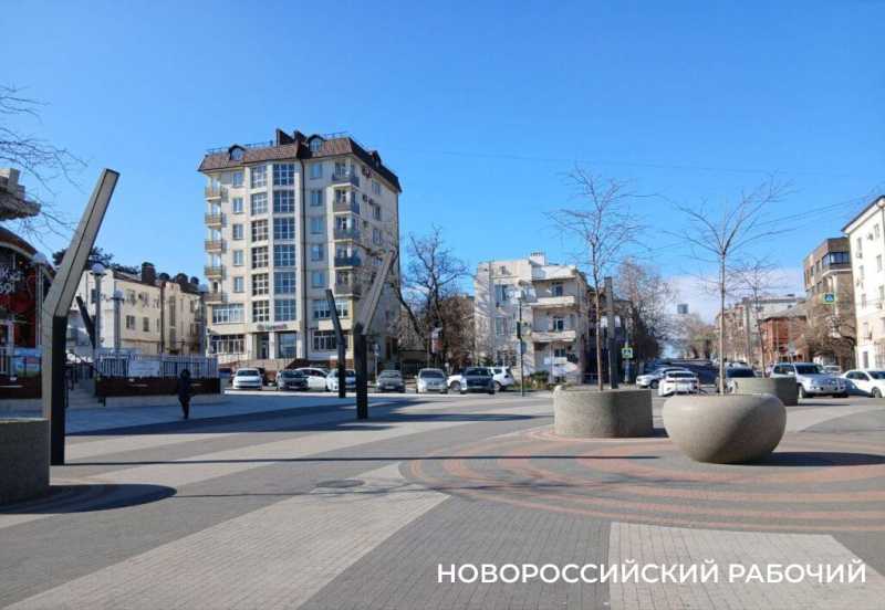 В норд-ост в Новороссийске горожане выходят фотографировать замерзшую набережную