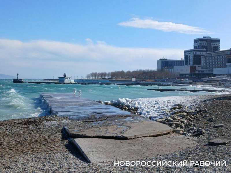 В норд-ост в Новороссийске горожане выходят фотографировать замерзшую набережную