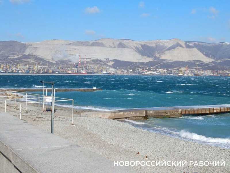 В норд-ост в Новороссийске горожане выходят фотографировать замерзшую набережную