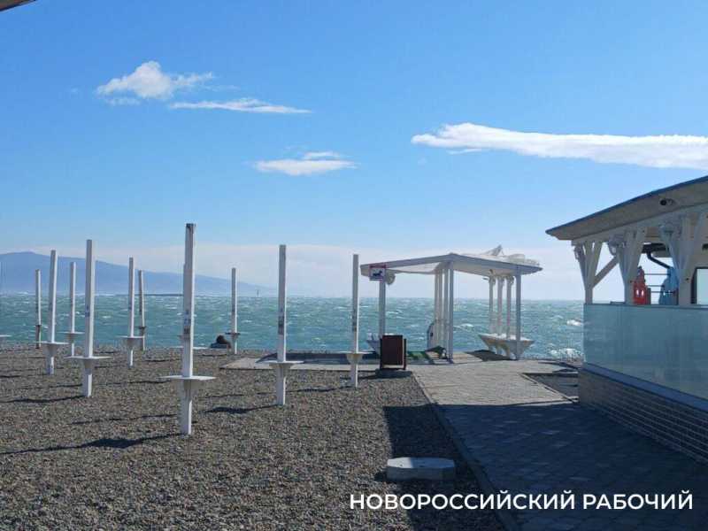В норд-ост в Новороссийске горожане выходят фотографировать замерзшую набережную