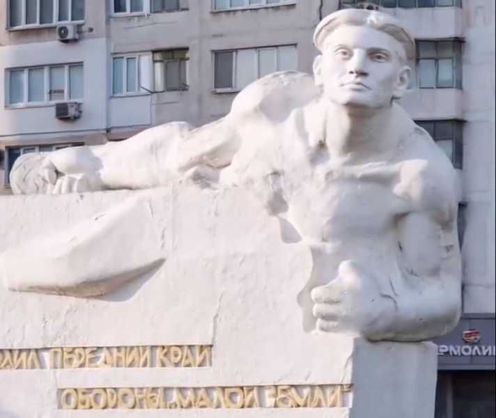 В Новороссийске десантники «сошли» с постамента на Малой Земле. Помогли нейросети
