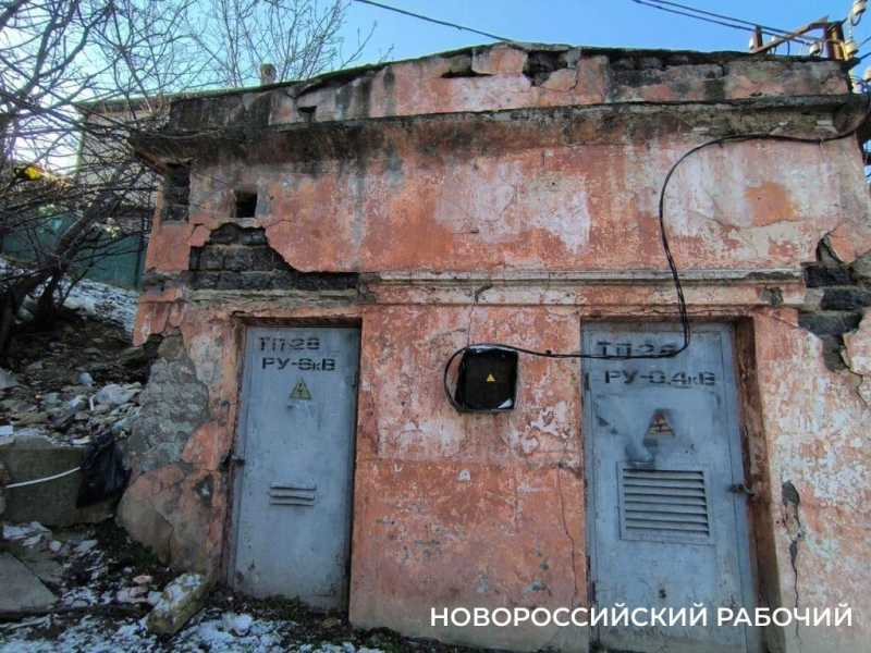 В Новороссийске дома обслуживает подстанция-развалюха, которую даже ремонтировать никто не берется