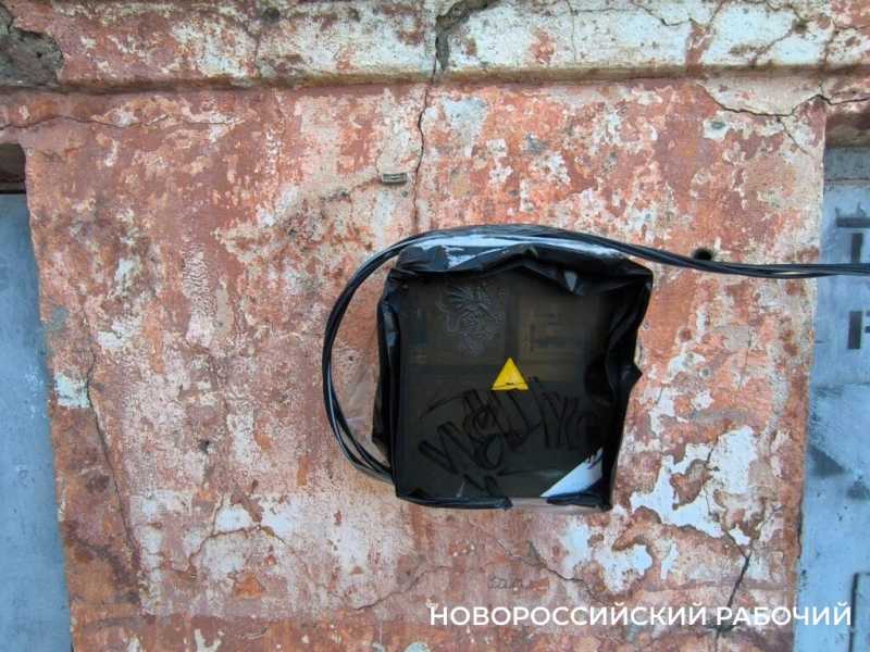 В Новороссийске дома обслуживает подстанция-развалюха, которую даже ремонтировать никто не берется