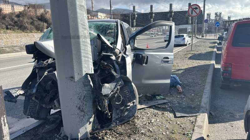 В Новороссийске иномарка «обняла» столб, водитель погиб