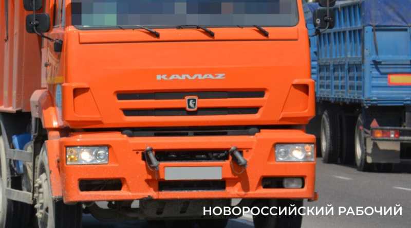 В Новороссийске кабина КамАЗа чуть не убила человека