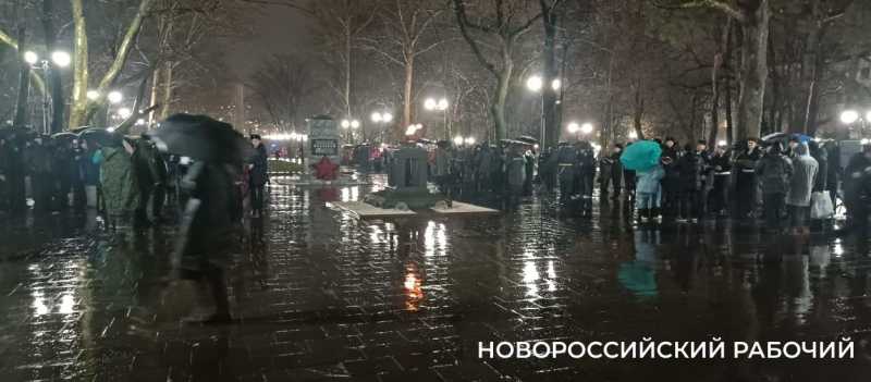 В Новороссийске на Площади Героев проходит церемония зажжения факелов от Вечного Огня