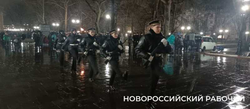 В Новороссийске на Площади Героев проходит церемония зажжения факелов от Вечного Огня