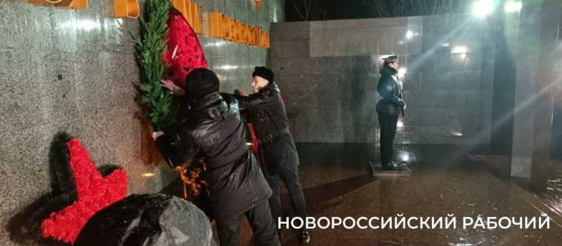 В Новороссийске на Площади Героев проходит церемония зажжения факелов от Вечного Огня