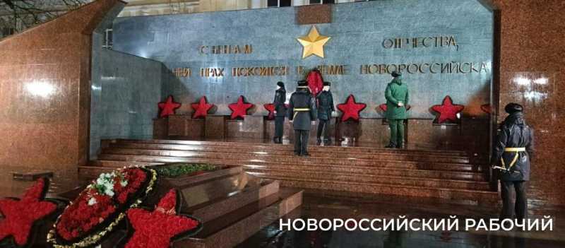 В Новороссийске на Площади Героев проходит церемония зажжения факелов от Вечного Огня